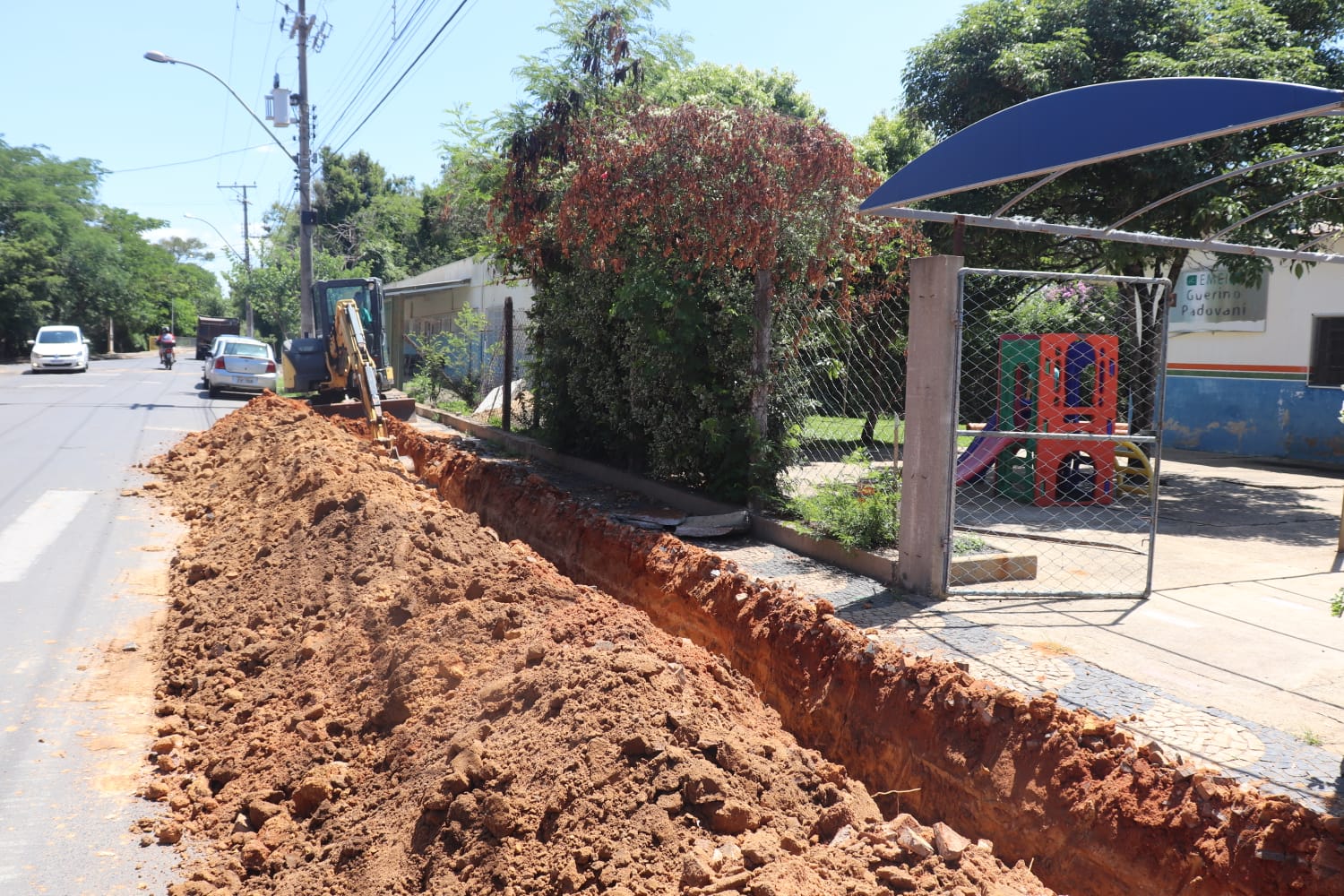 Secretaria de Desenvolvimento Urbano inicia manutenção na avenida José Annicchino, em frente a escola Guerino Padovani