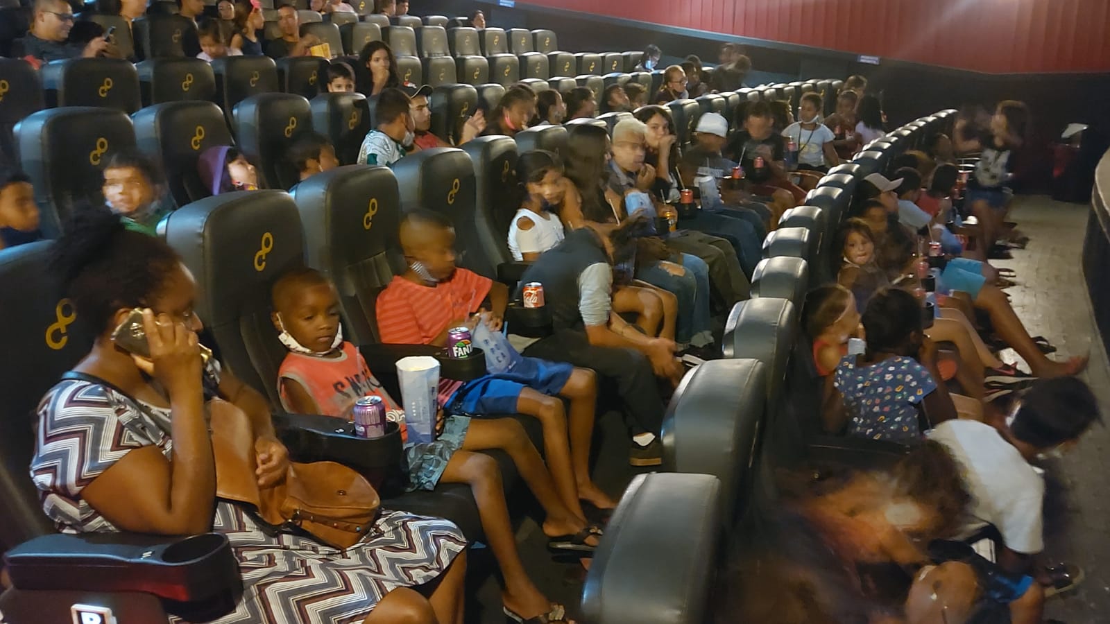 Crianças do CIES visitam o cinema para prestigiar novo filme do “Homem-Aranha”