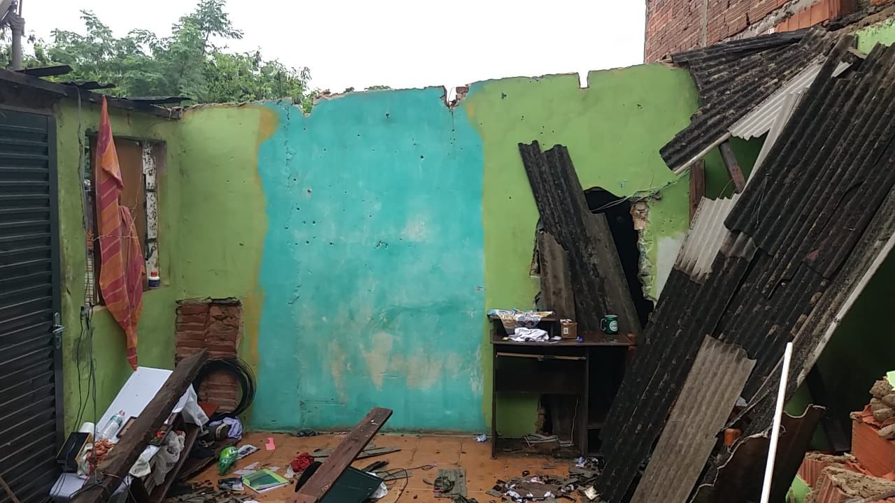 Após fortes chuvas acompanhadas de rajadas de ventos nesta última quinta-feira, dia 27, cômodo de residência no bairro Vila Izildinha desaba