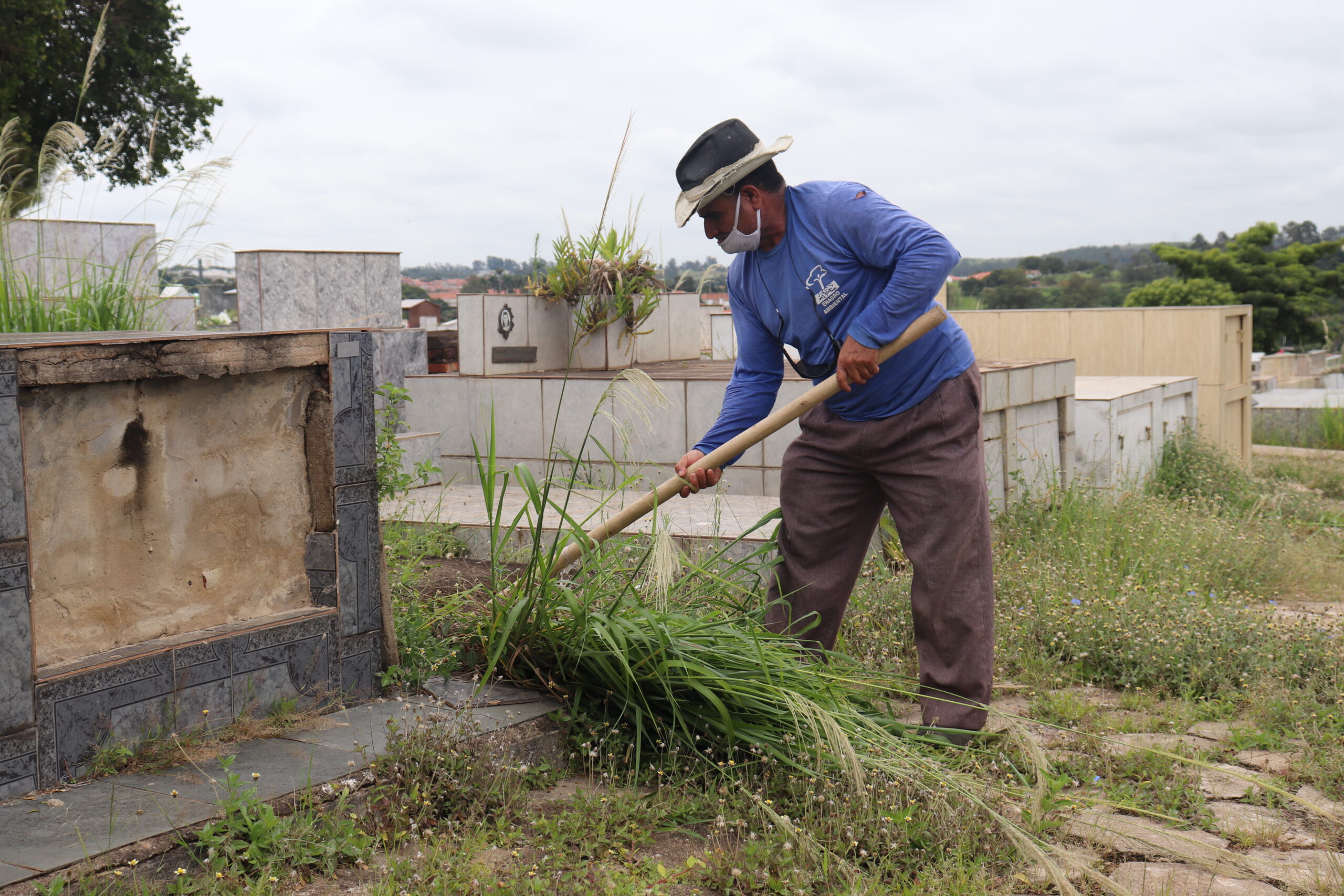 Cemitério Municipal “São João Batista” recebe equipe de limpeza nesta segunda-feira, dia 10