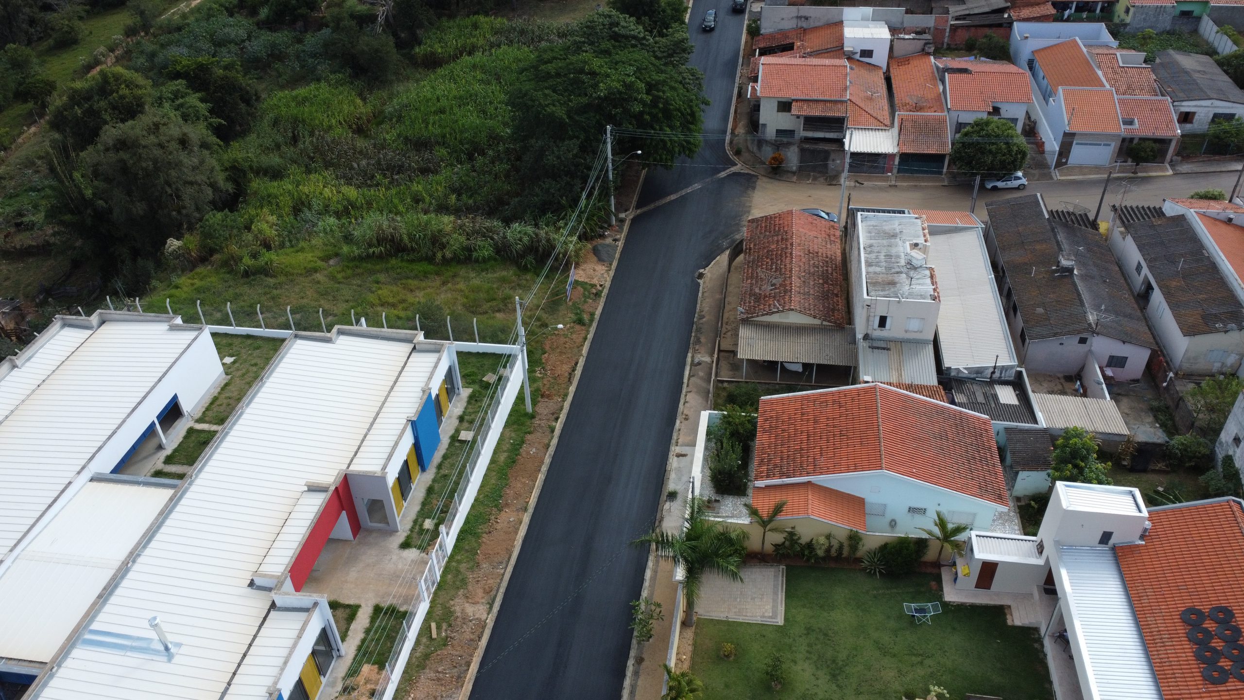 Rua Anatólio Pelegrini e trecho da rua César Guidetti, no bairro Vila Fátima recebem pavimentação asfáltica