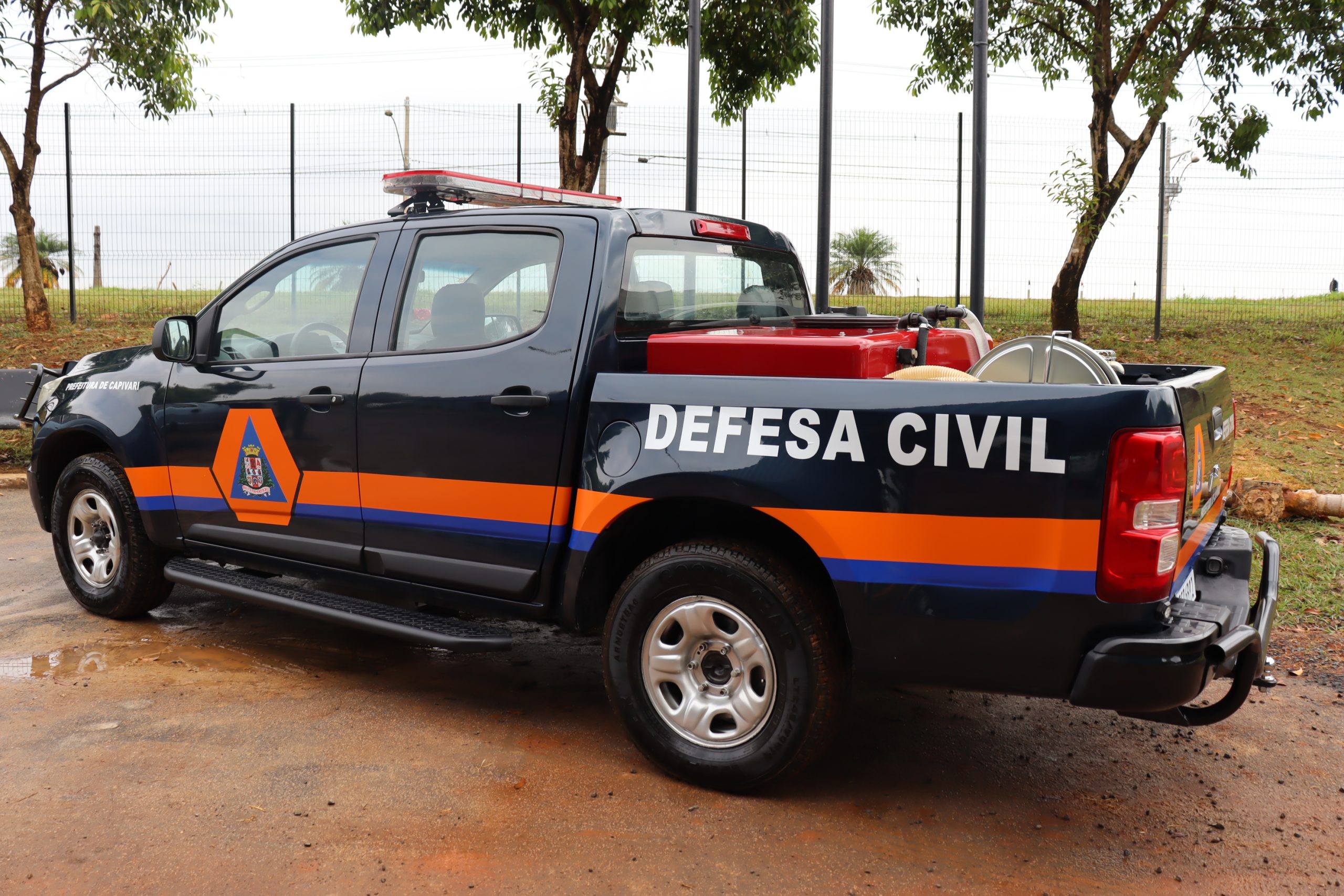 Prefeito e Vice-Prefeito entregam caminhonete S10 para a Defesa Civil de Capivari