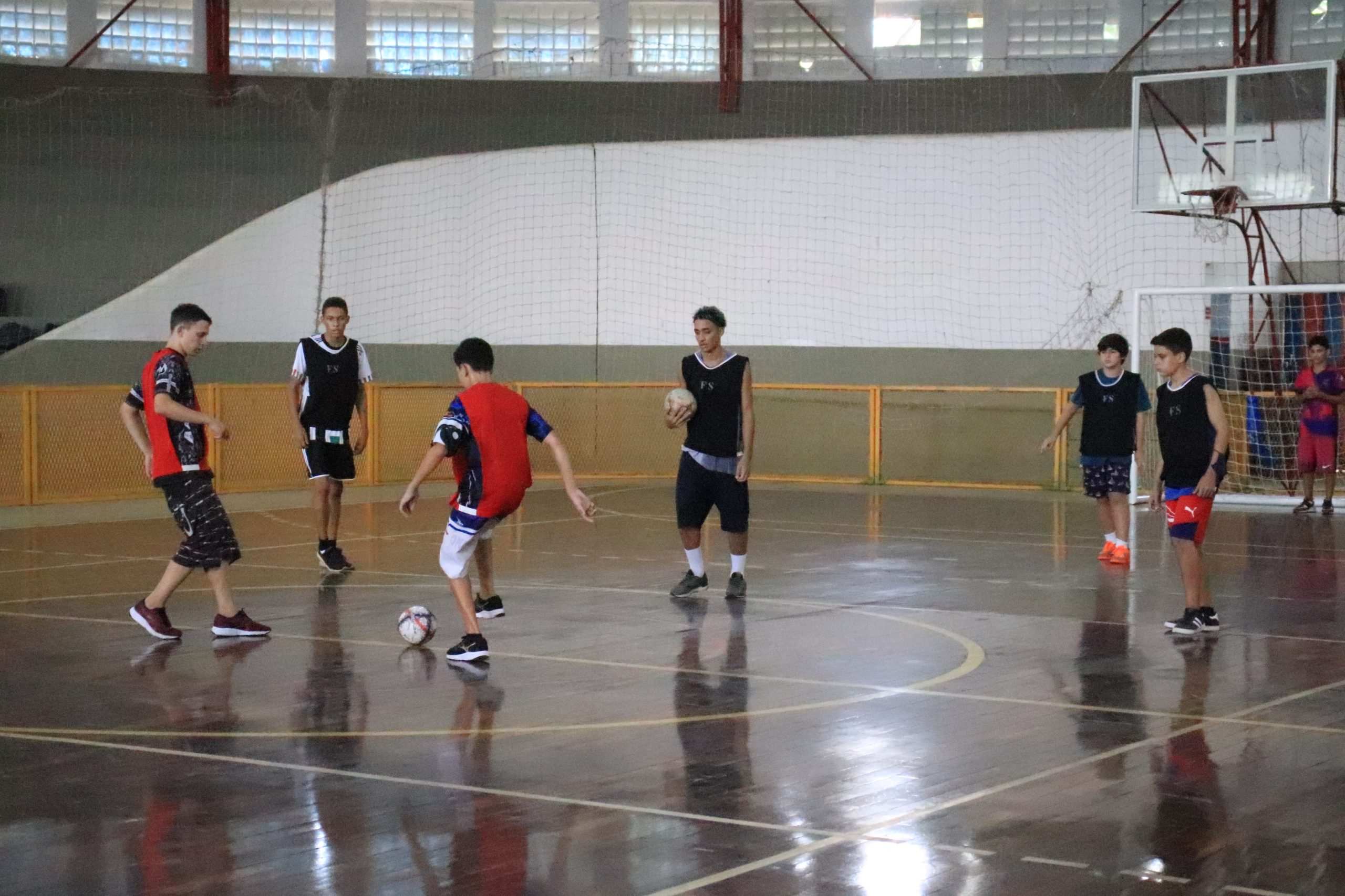 Secretaria de Juventude, Esporte e Lazer oferece aulas gratuitas de Futsal e Basquete para crianças e adolescentes de seis a 17 anos