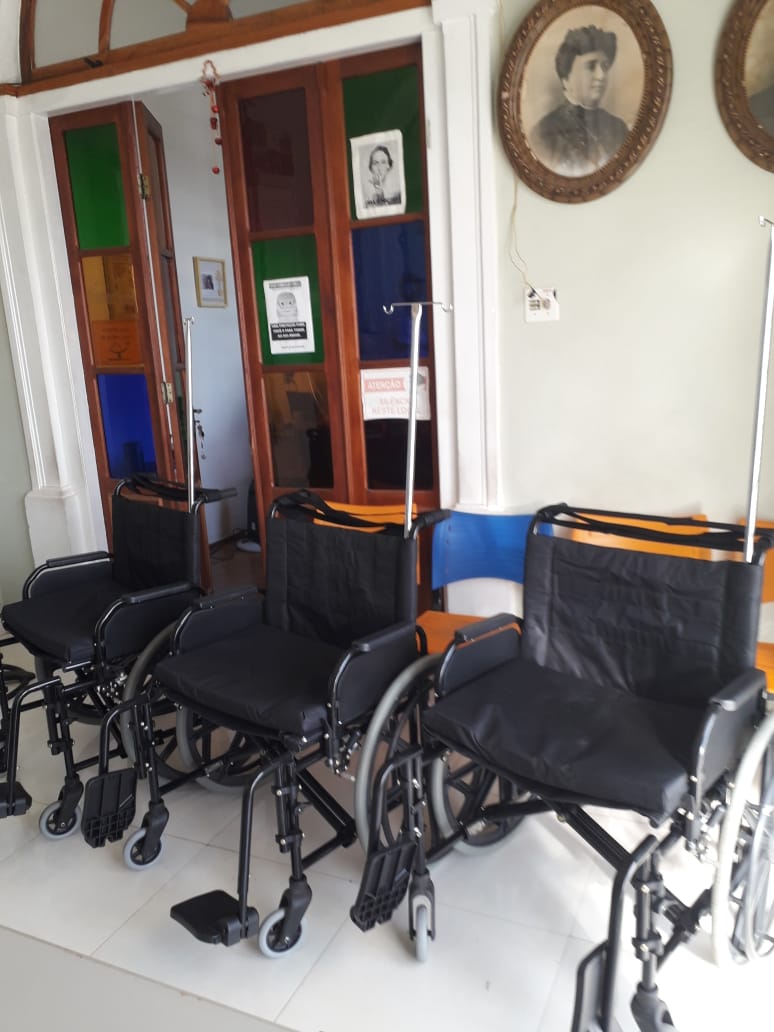 Santa Casa de Misericórdia recebe novas cadeiras de rodas para locomoção interna de pacientes