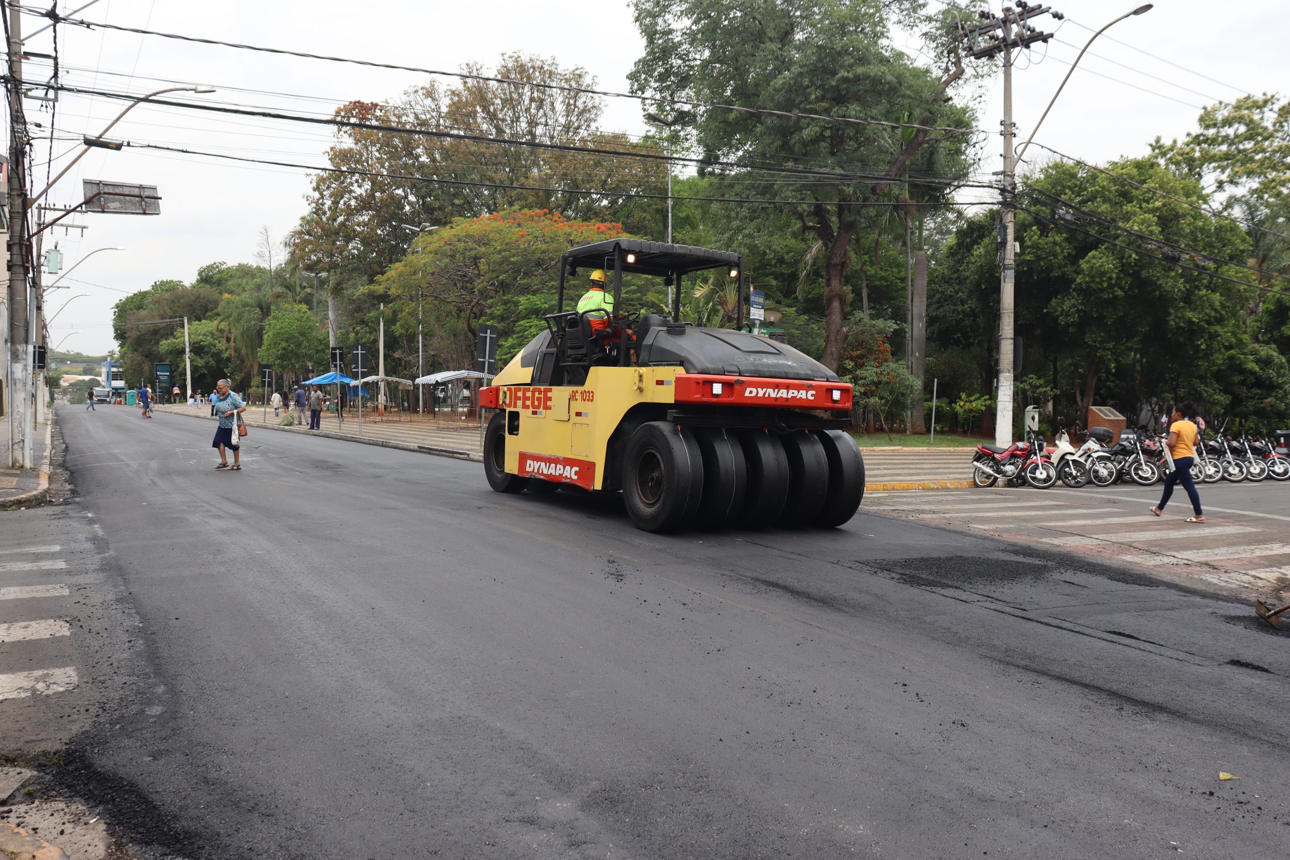 Rua Bento Dias recebe novo asfalto em boa parte de sua extensão