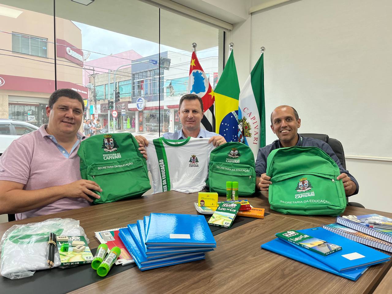 INÉDITO: Prefeitura entrega de mochilas, uniformes e kit escolar para os alunos da Rede Municipal