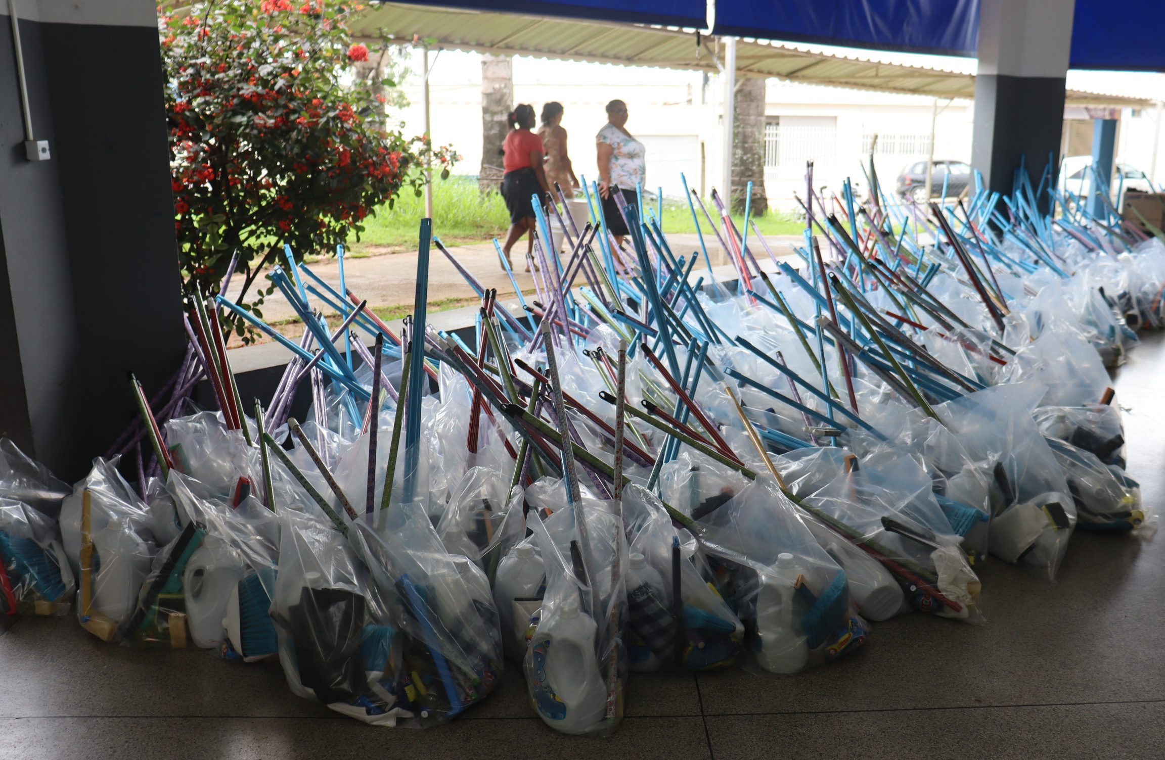 Confira como vai funcionar a distribuição de cestas básicas, kits de higiene pessoal e limpeza para famílias atingidas pelas enchentes