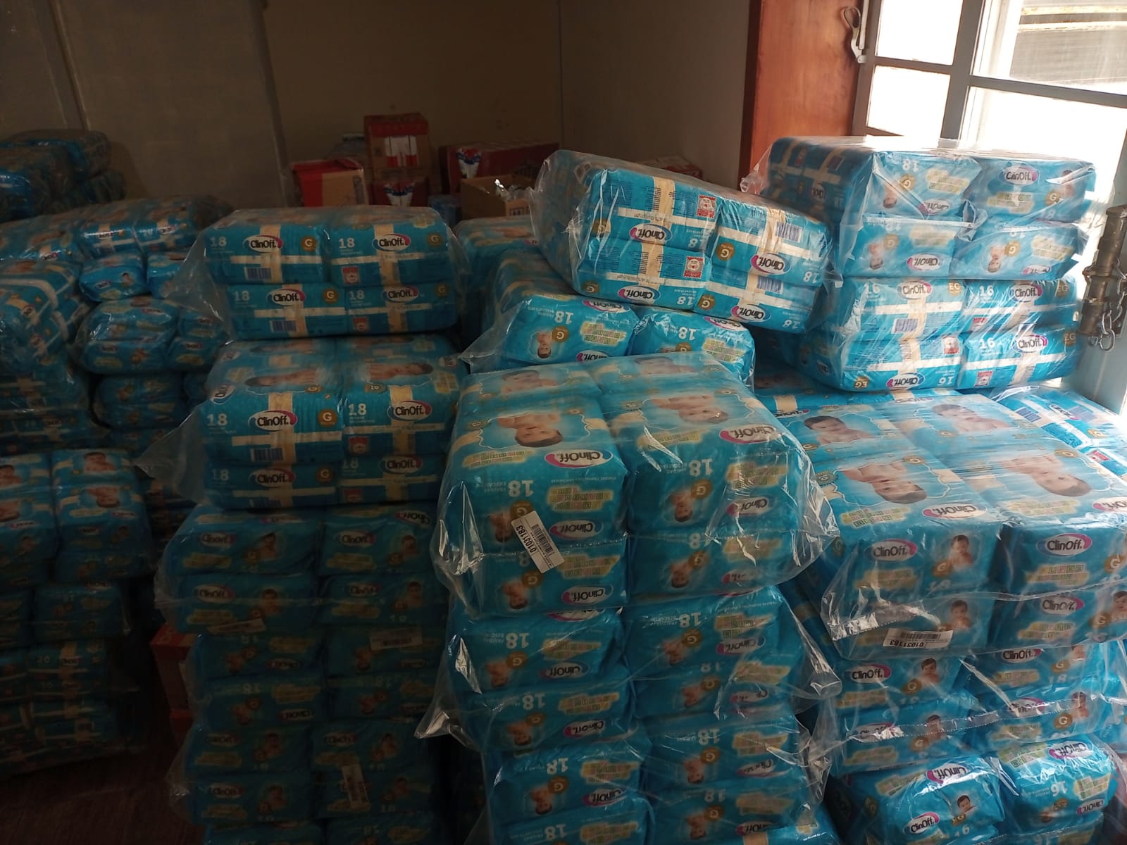 Famílias vítimas das enchentes começam a receber doações de leite e fraldas para as crianças