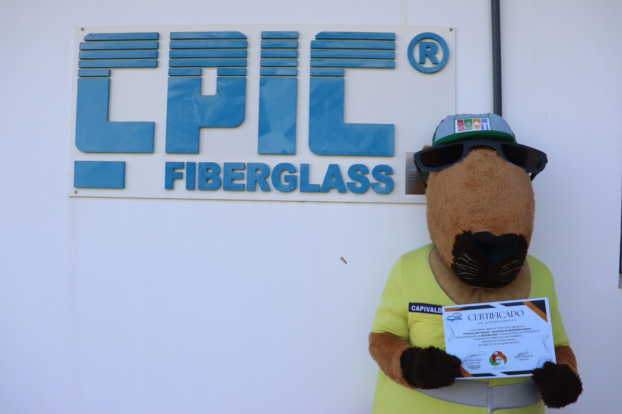 Blitz educativa na empresa CPIC Fiberglass tem a ilustre presença do mascote Capivaldo