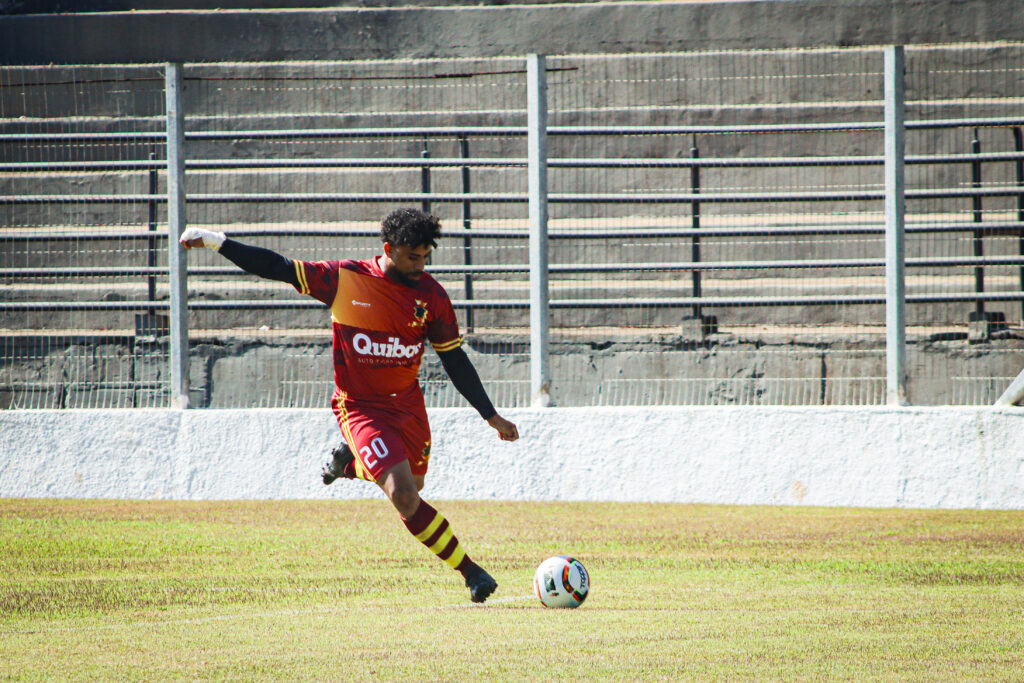 Nos jogos válidos de um campeonato de futebol, cada vitória dá ao