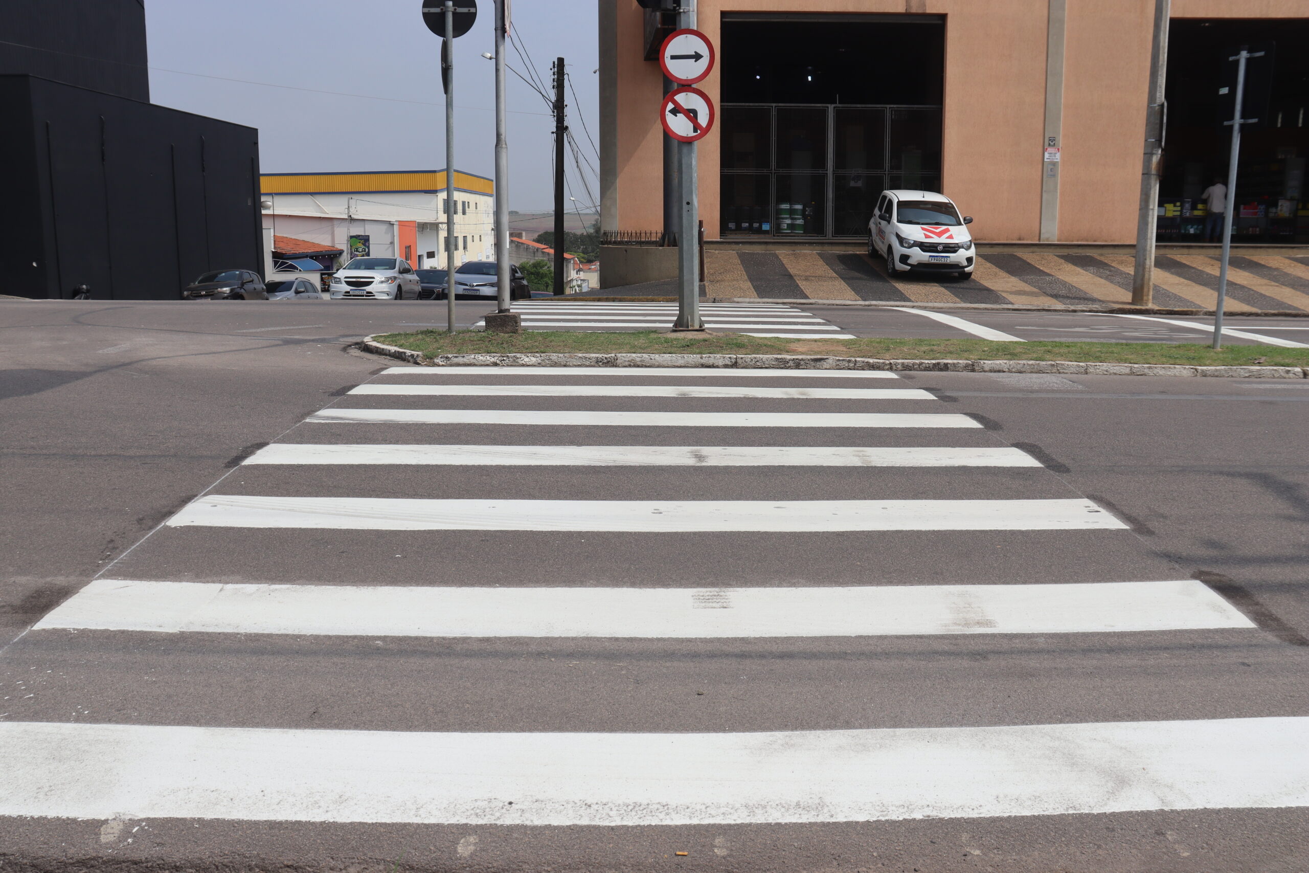 Secretaria de Mobilidade Urbana faz novas sinalizações horizontais de trânsito usando tecnologia “Hot Spray” na noite da última segunda, dia 02