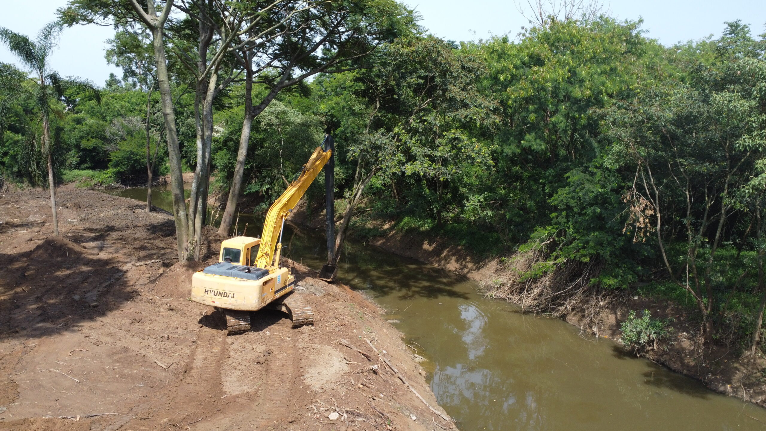 Trabalho de desassoreamento do Rio Capivari e afluentes completa um mês nesta quinta-feira e obras avançam rapidamente na região da Vila Fátima
