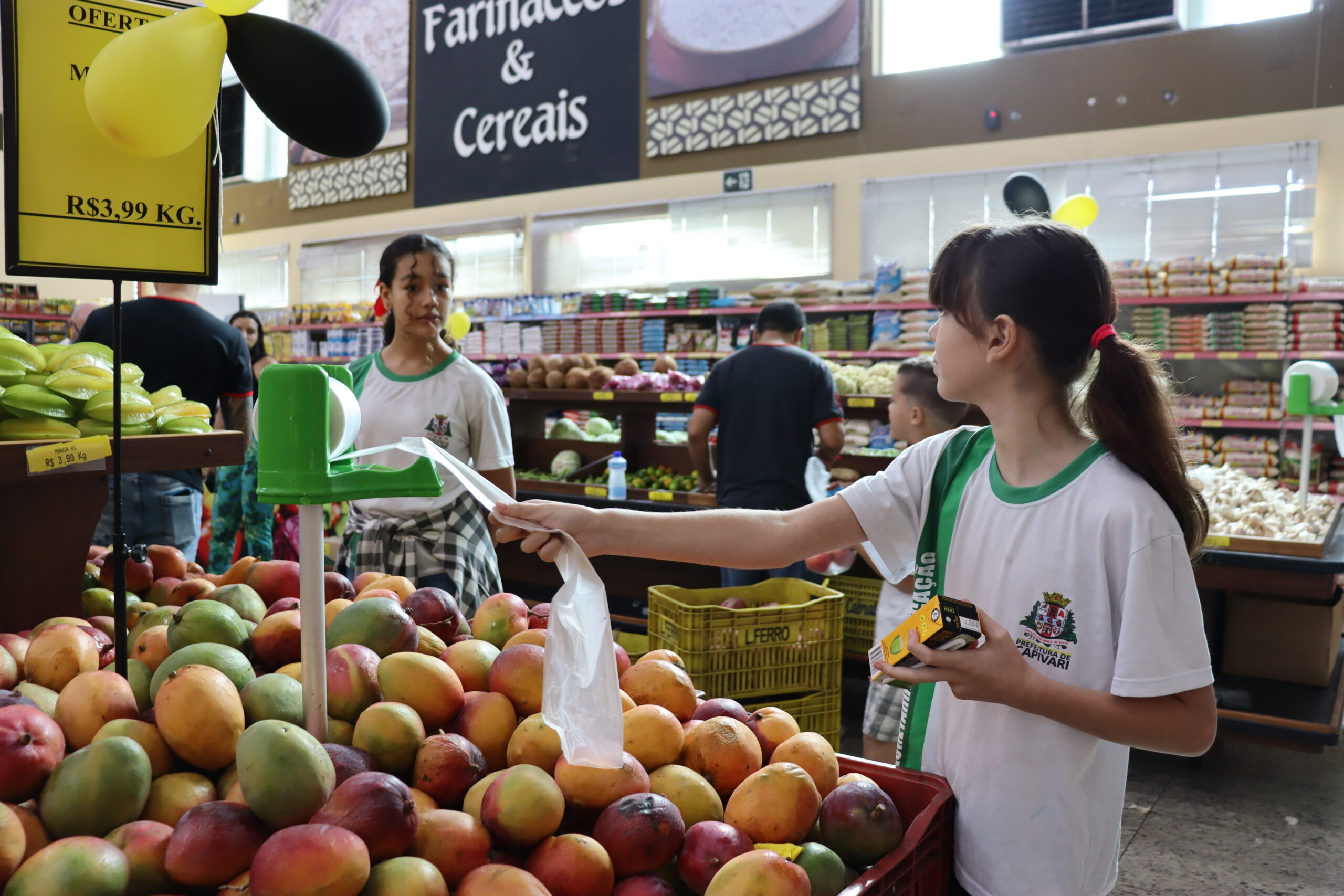 Crianças da Eicap Aldo Silveira visitam Supermercado ‘Pare Aqui’ em extensão das aulas sobre sustentabilidade e alimentação saudável