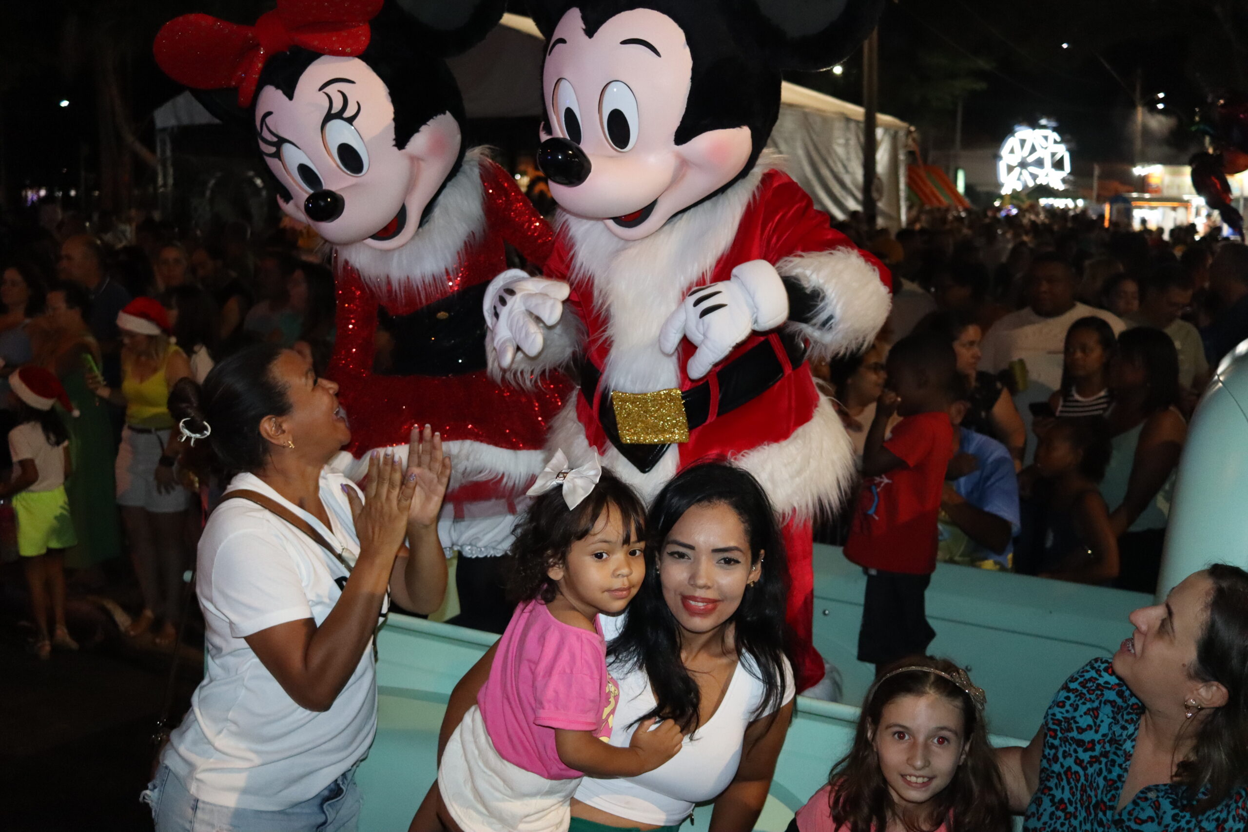 Parada de Natal ‘Sonho Mágico’ leva 10 mil pessoas a região central para assistir desfile de personagens