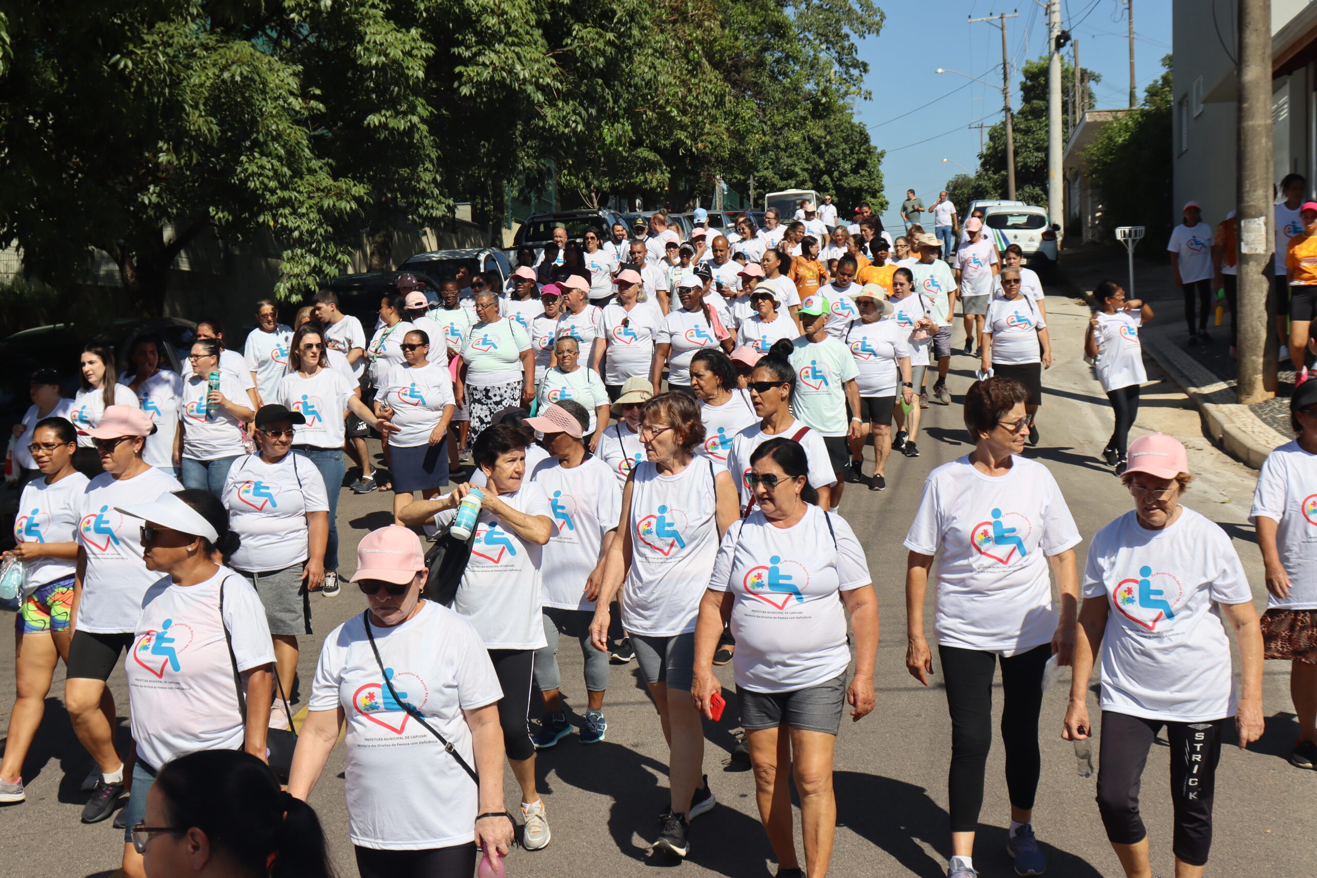 Caminhada Inclusiva reúne aproximadamente 150 pessoas nas ruas do bairro Morada do Sol