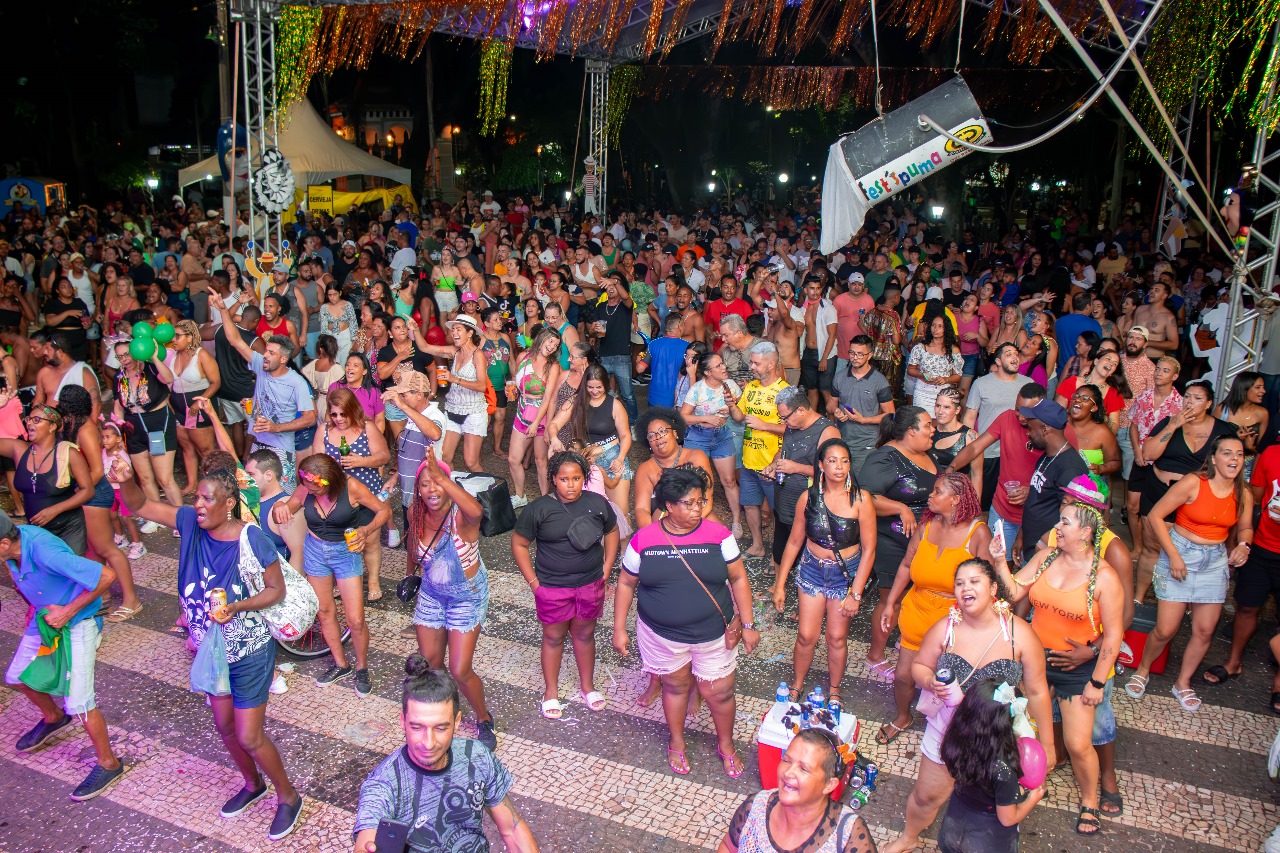 Cerca de 10 mil foliões participam do “Capivari Folia 2024” durante o Carnaval