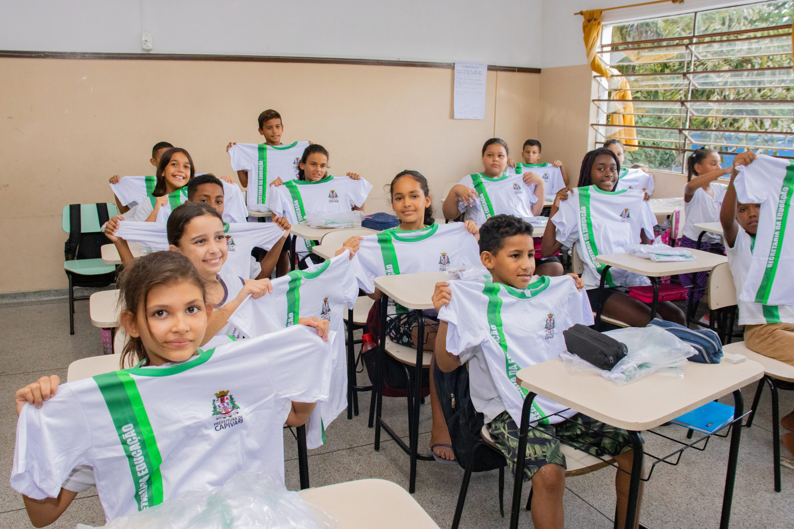Secretaria de Educação inicia distribuição de mais de 20 mil uniformes escolares na rede municipal