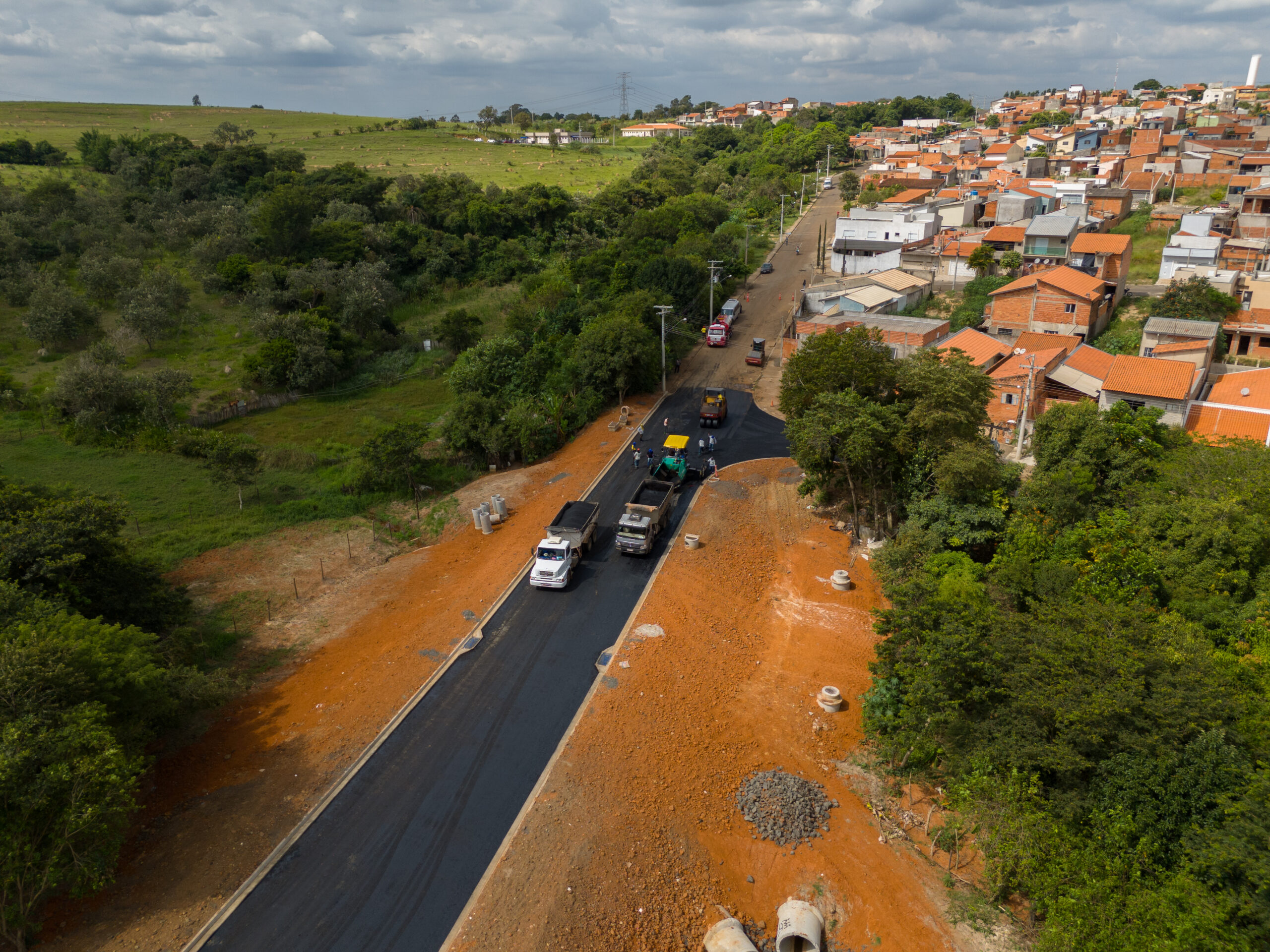 Prefeito Vitão Riccomini acompanha pavimentação da Ponte do Imperial, que já está sendo acessada pela população da região