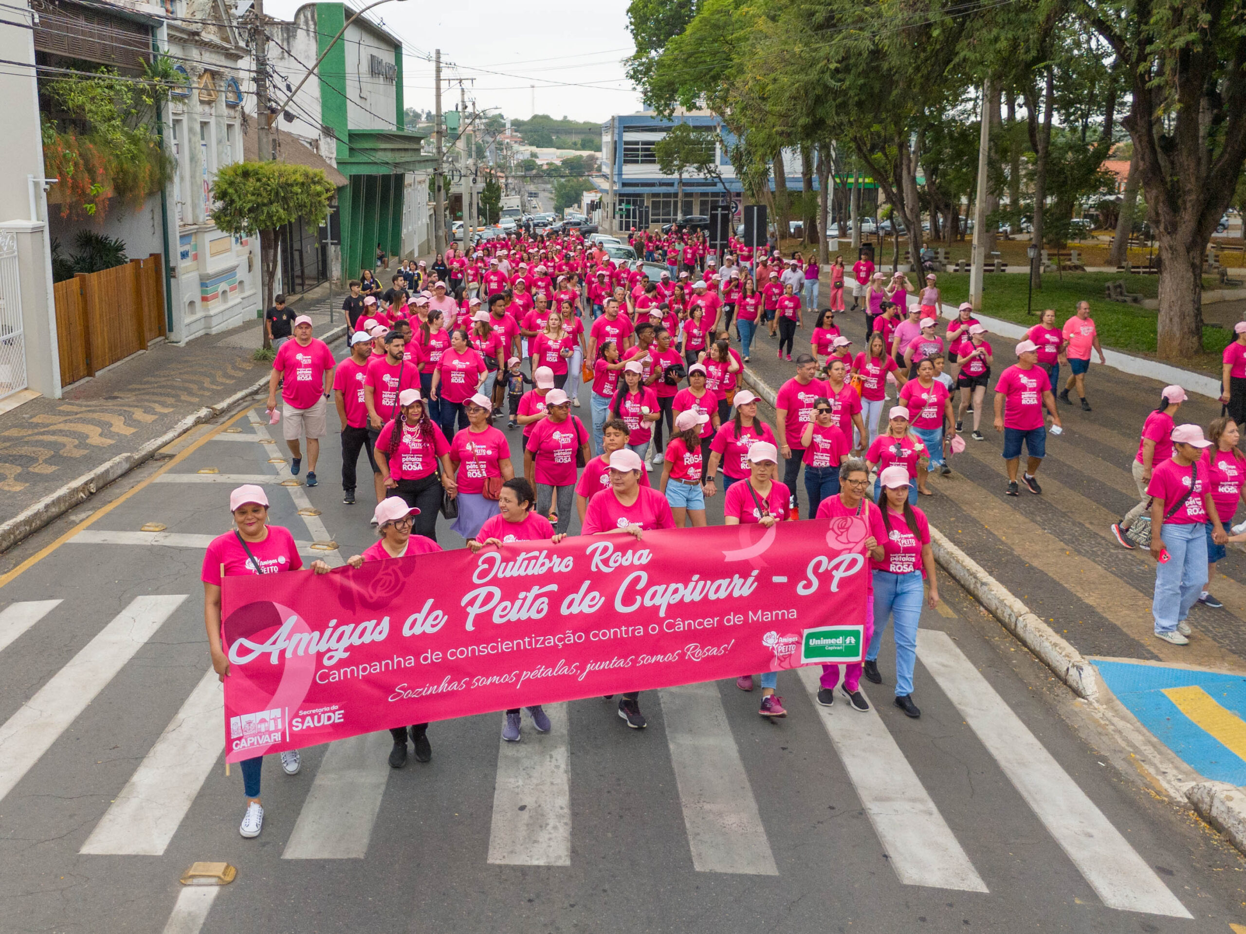 Caminhada do Outubro Rosa atrai cerca de mil pessoas para as ruas da região central