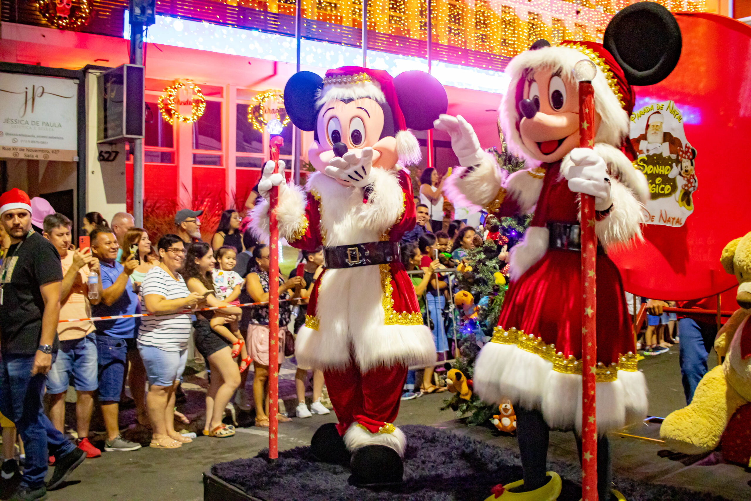 Parada de Natal reúne 10 mil pessoas na rua XV de Novembro na noite da última quarta-feira