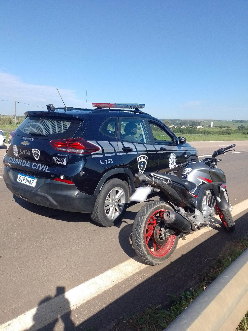 Guarda Civil de Capivari apreende motocicleta e entorpecentes no Bonagúrio