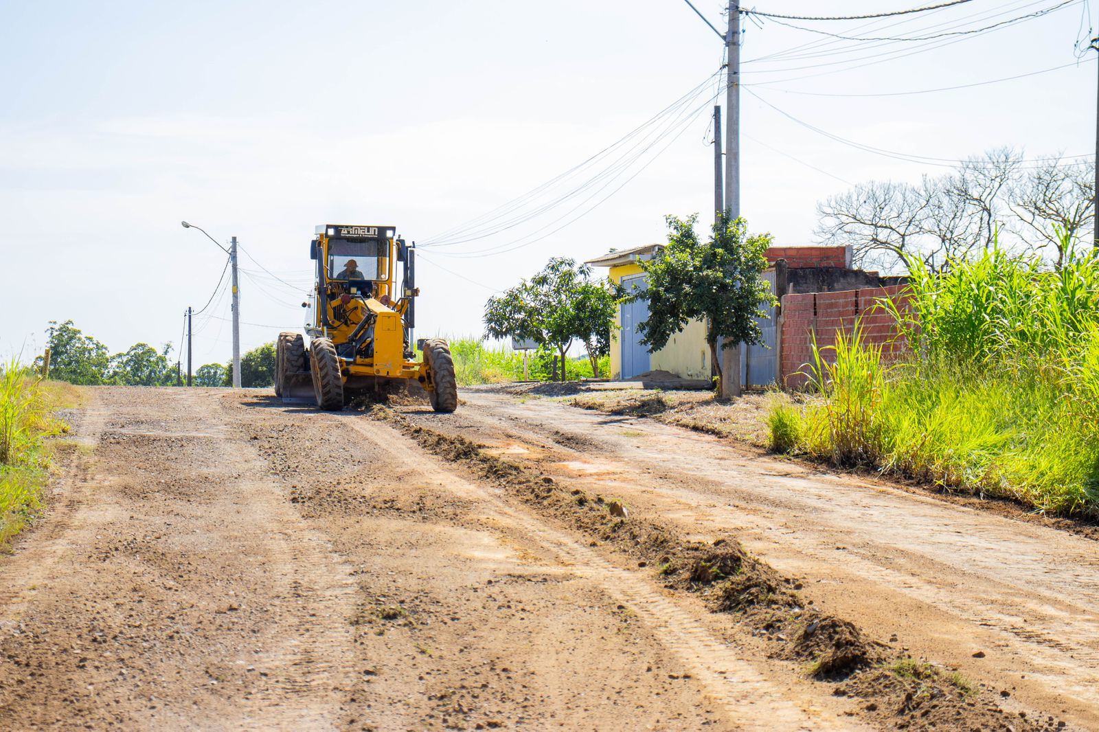 Secretaria de Infraestrutura e Logística realiza manutenção nas vias do bairro Santa Rita do Trevo