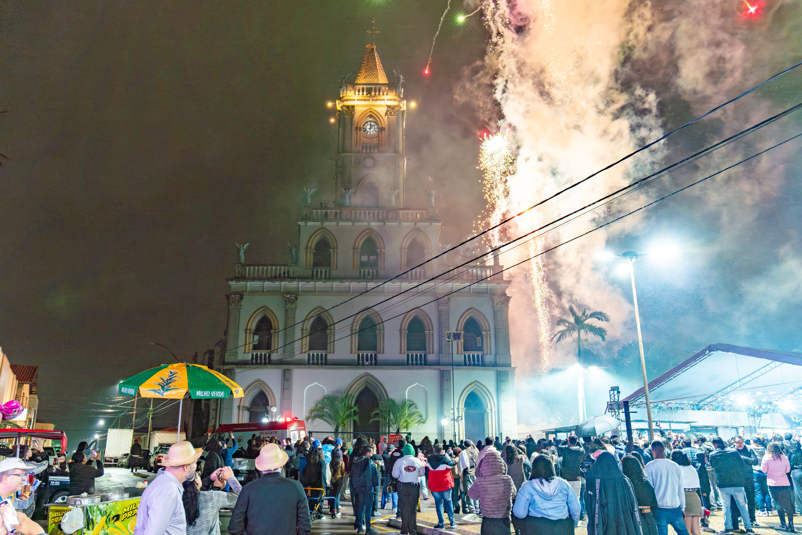 Festa de São João Batista reúne cerca de 3 mil pessoas durante o feriado prolongado para shows e a tradicional queima de fogos