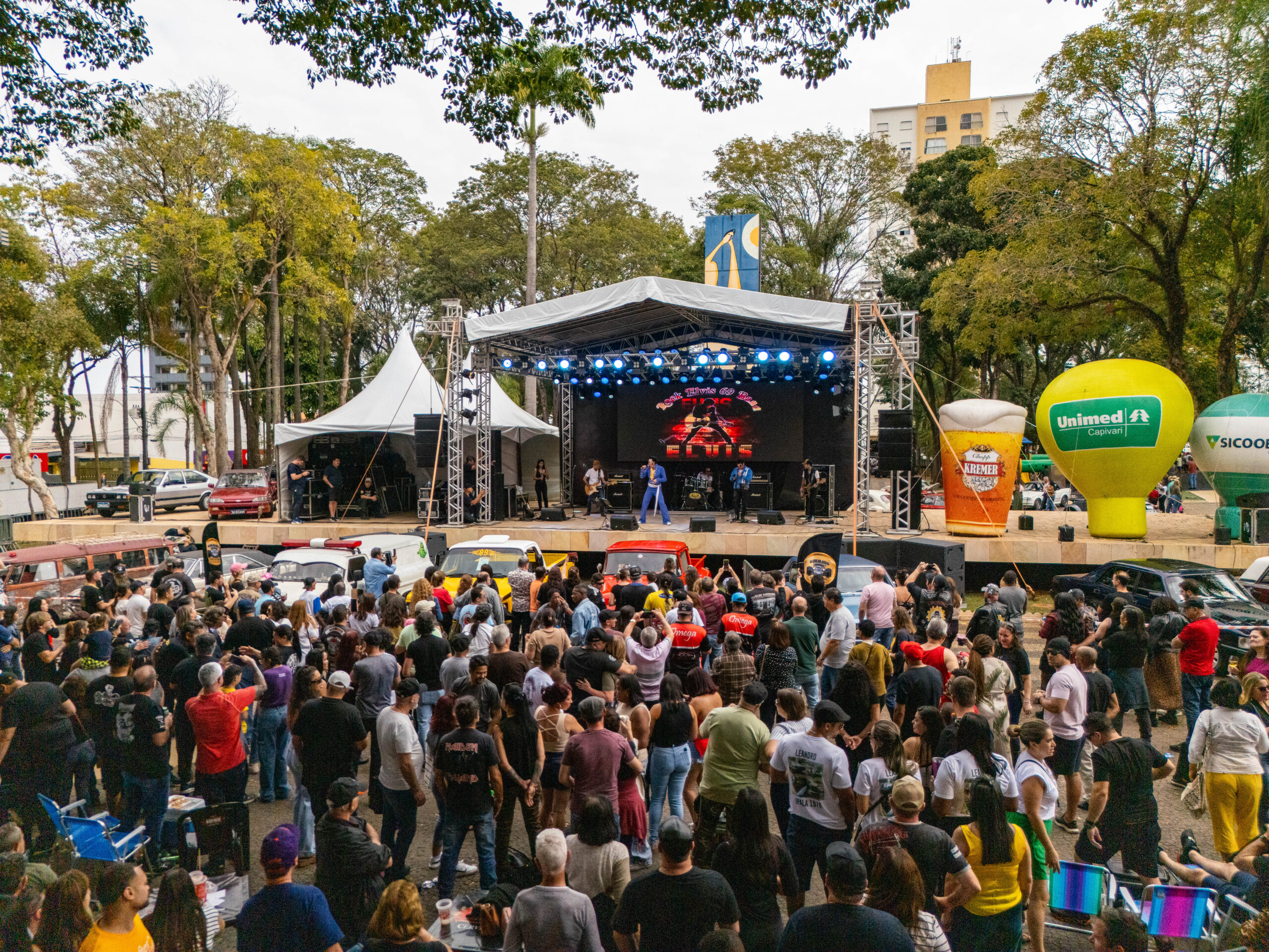 Encontro de Carros antigos leva 22 mil pessoas para a Praça Central durante o final de semana