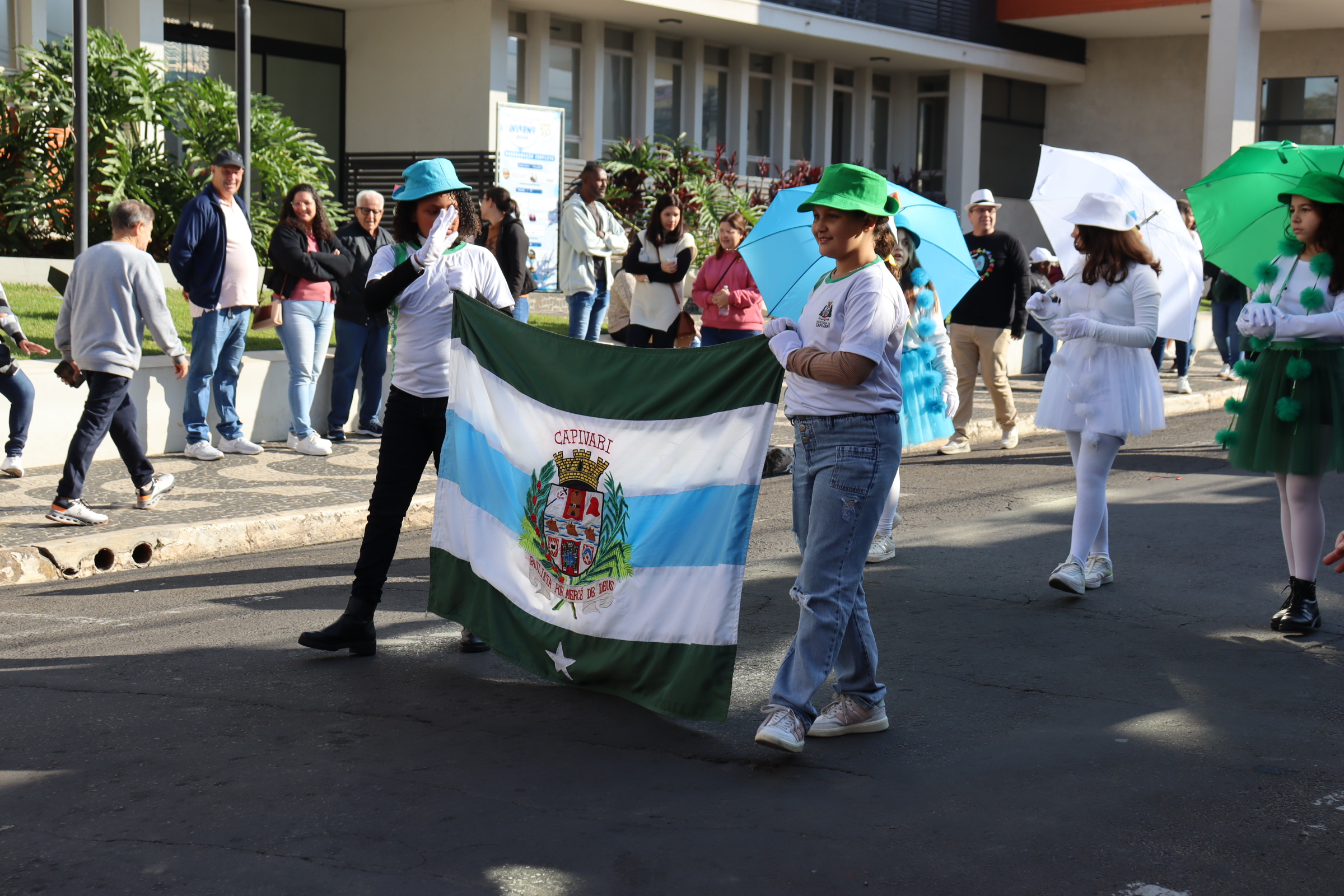 Alunos e professores da Rede Municipal participam do Desfile Cívico em homenagem ao aniversário de 193 anos de Capivari