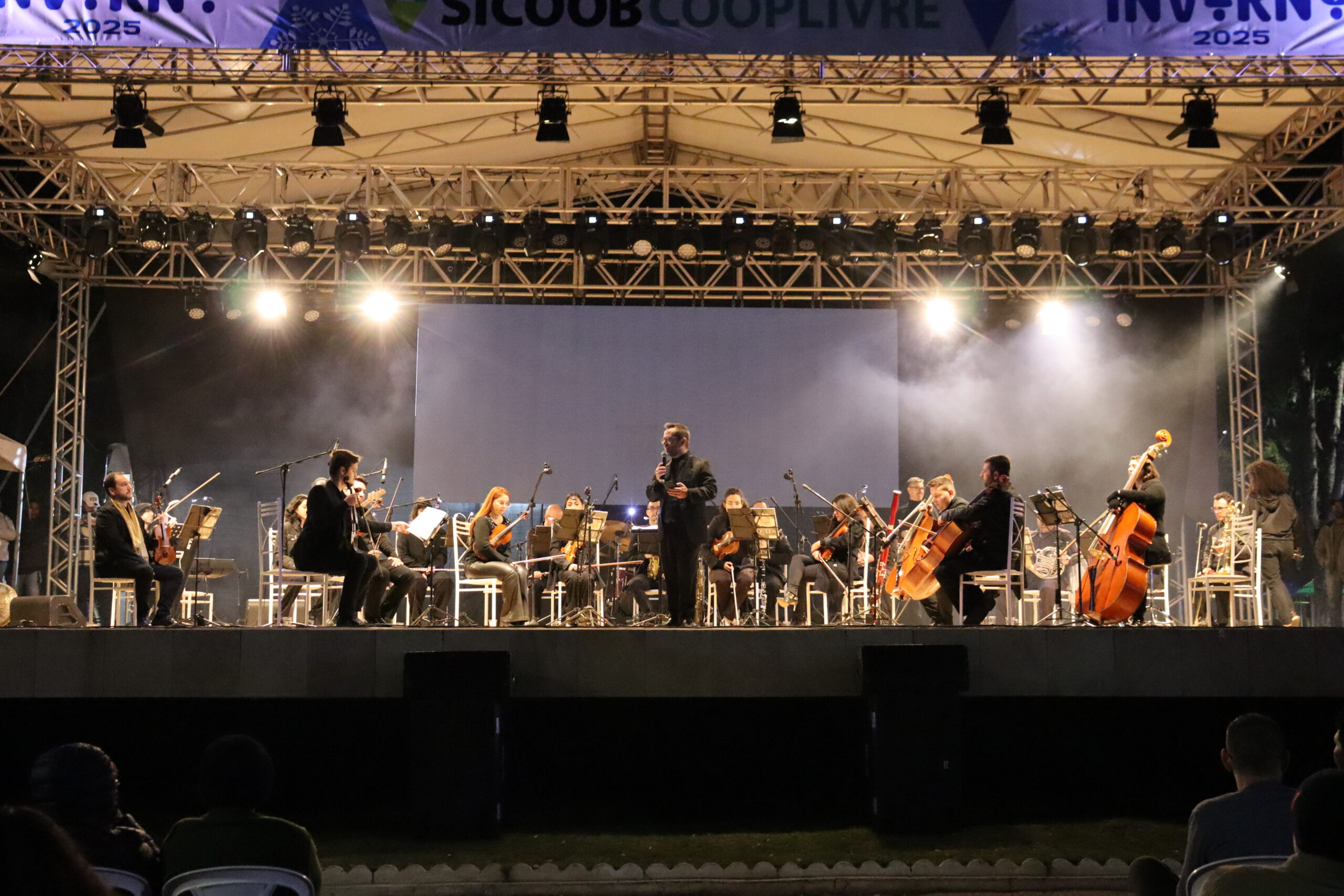 Festival de Inverno termina com apresentação em homenagem a banda de rock Queen em arranjos sinfônicos