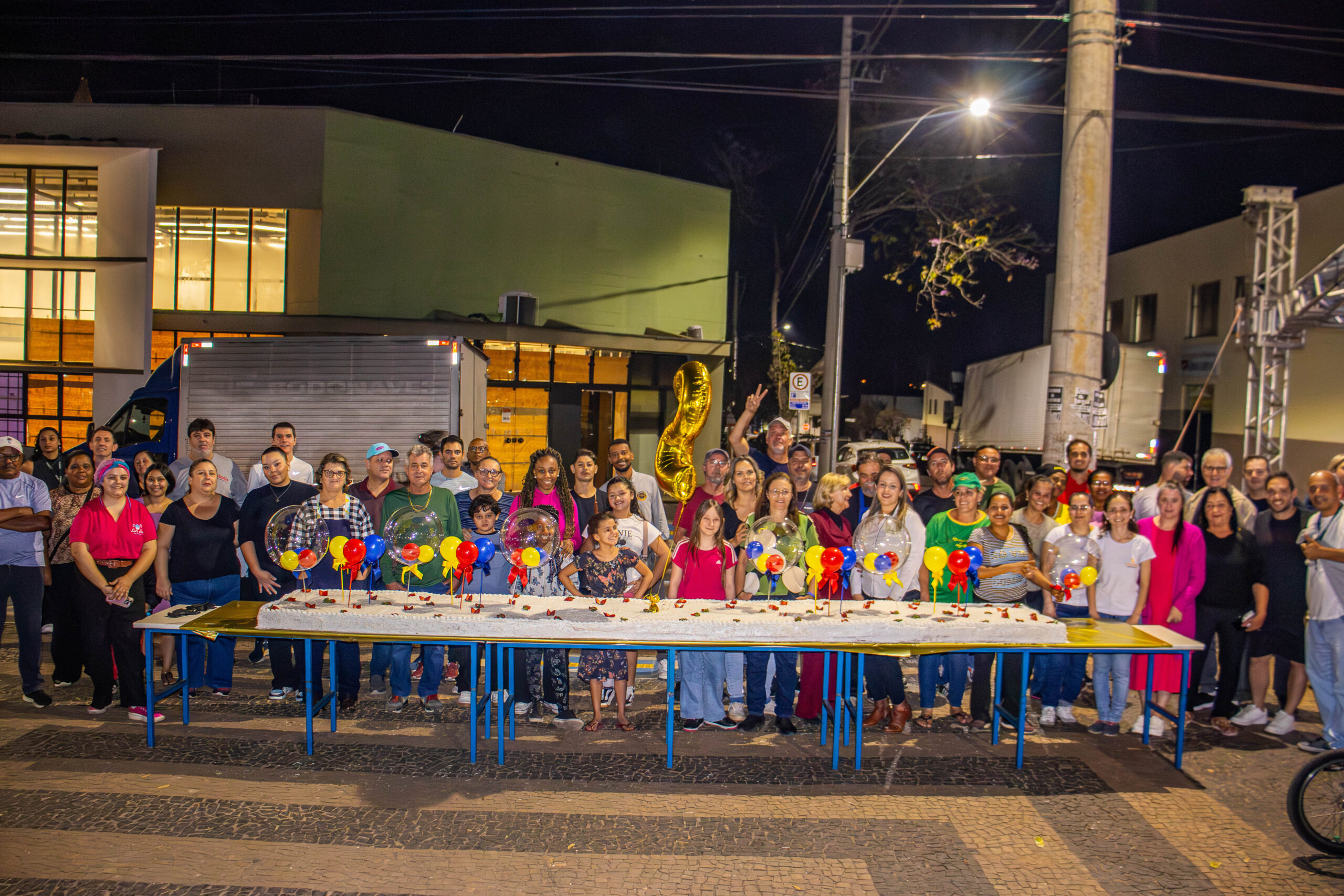 Edição de aniversário da Feira Noturna contou com ‘bolo de metro’ e várias atrações