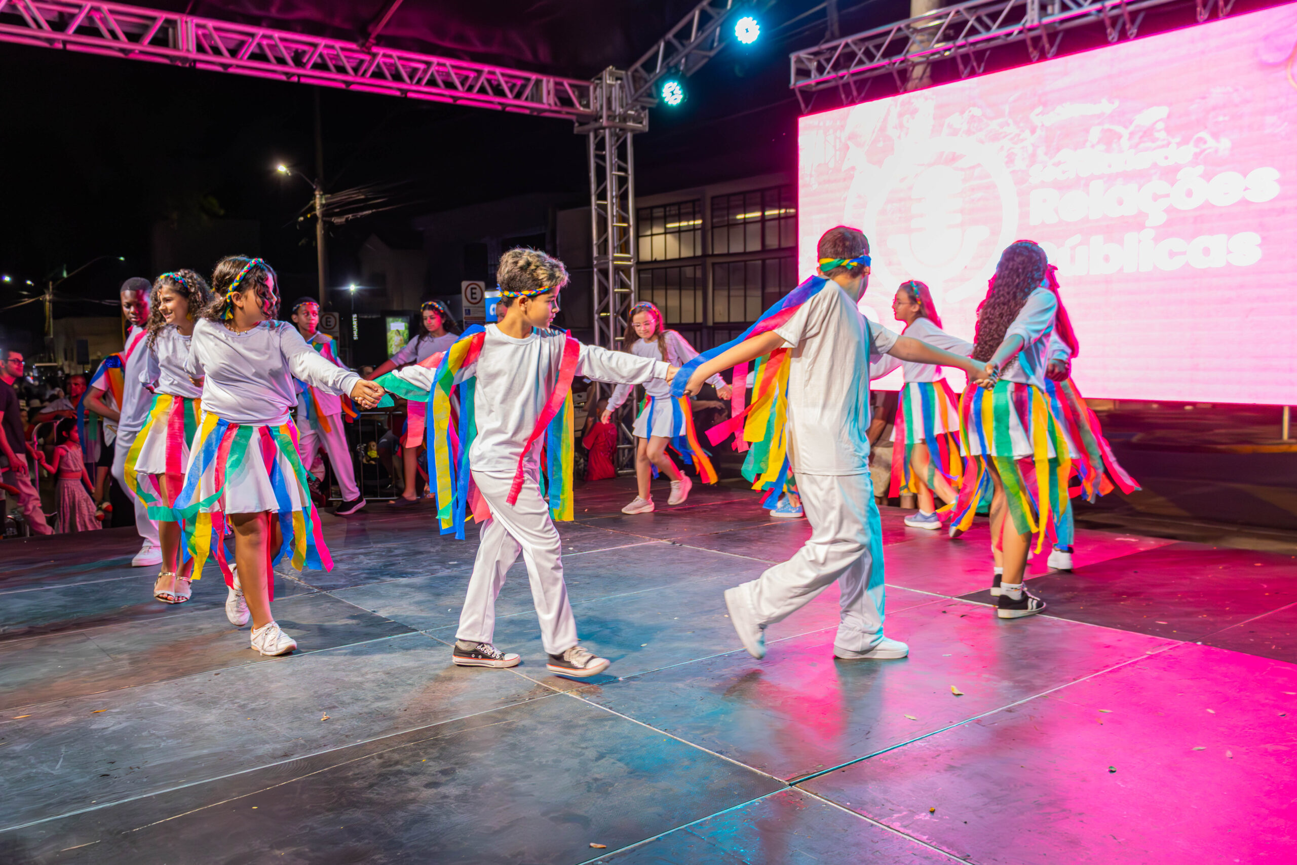 FIC reúne grande público na Praça Central para ver a criatividade e o talento dos alunos da Rede Municipal de Ensino