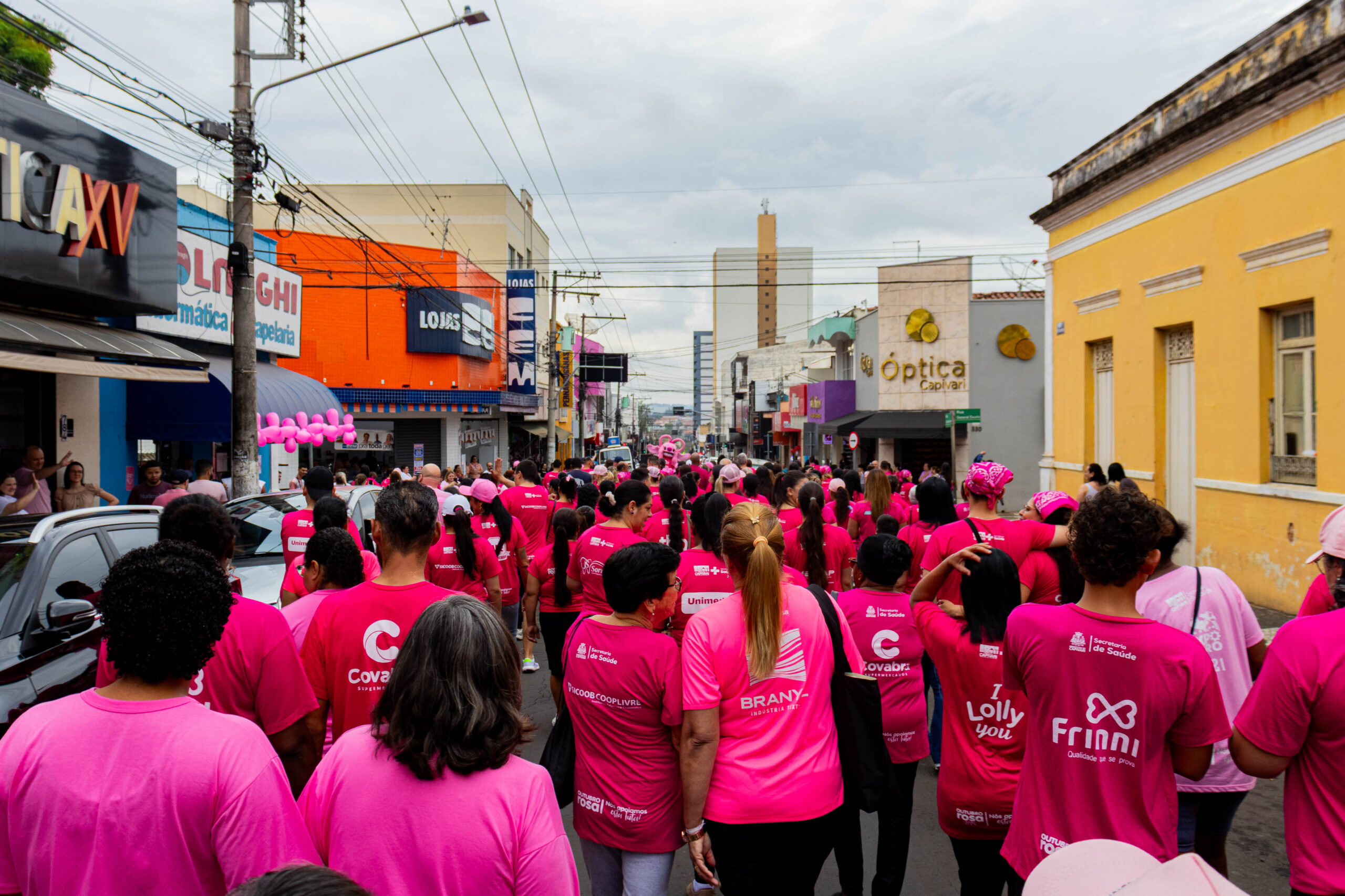 Caminhada do Outubro Rosa atraiu centenas de pessoas para as ruas de Capivari na manhã do último sábado