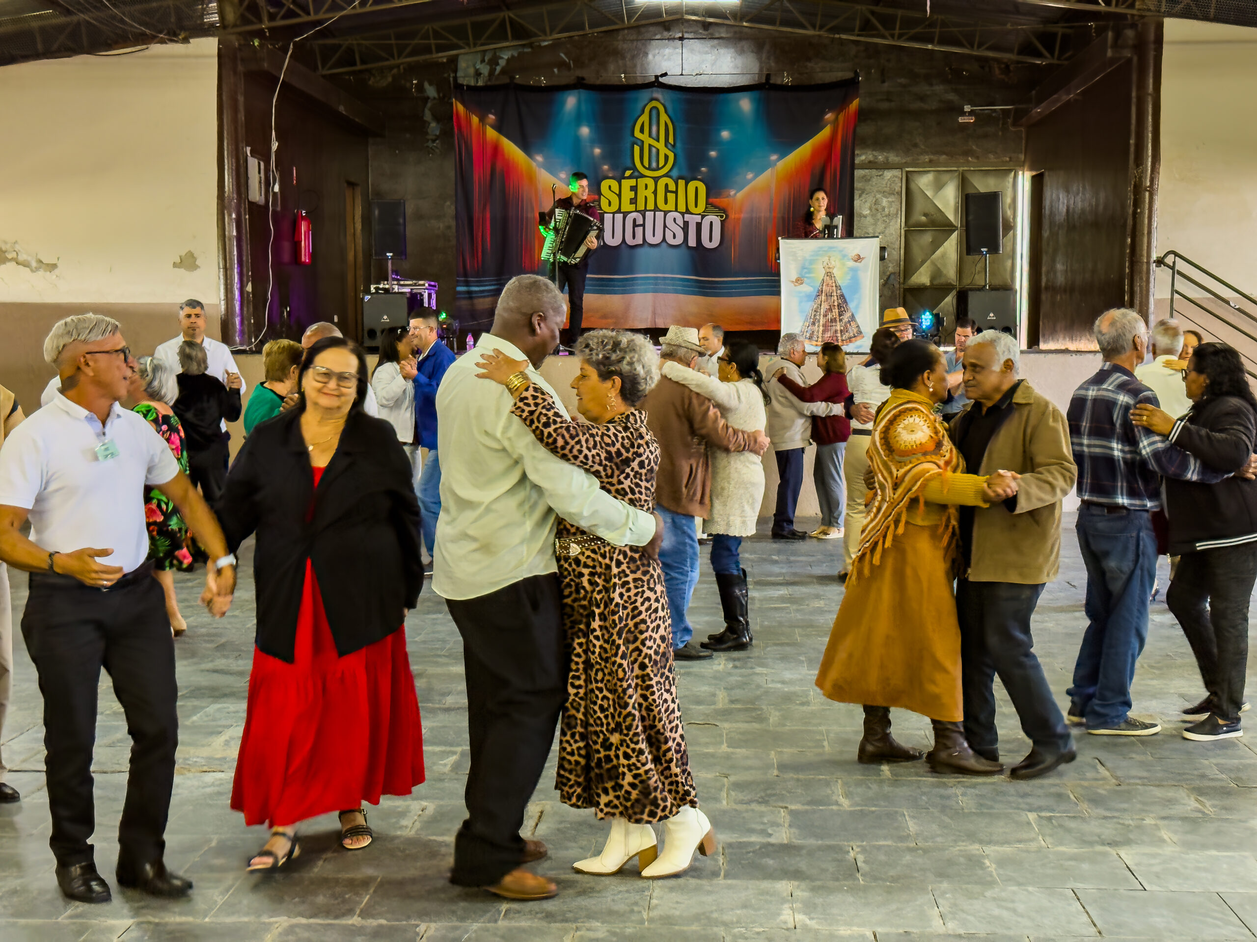 Baile da Melhor Idade celebra Outubro Rosa com música e alegria em Capivari