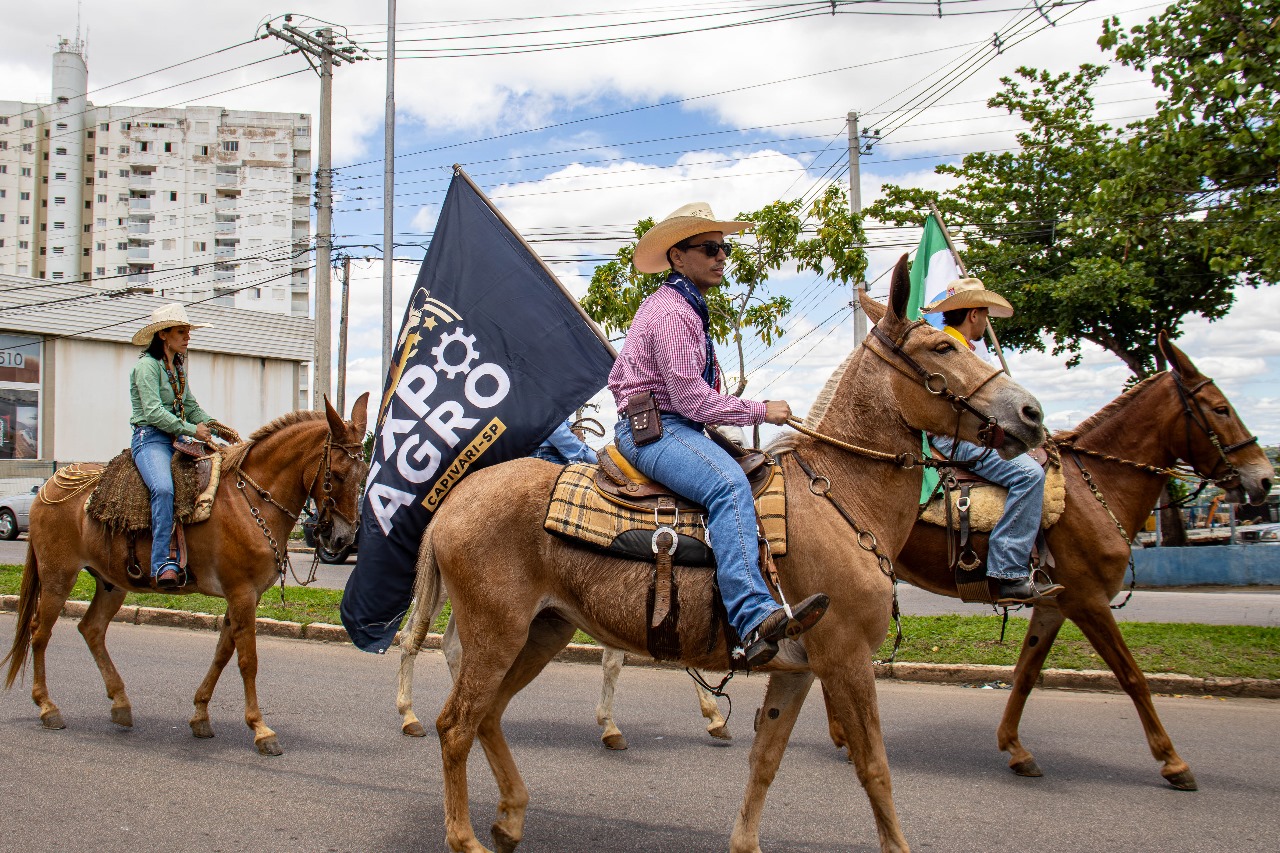 Desfile de Cavaleiros marca abertura da ExpoAgro Capivari 2025