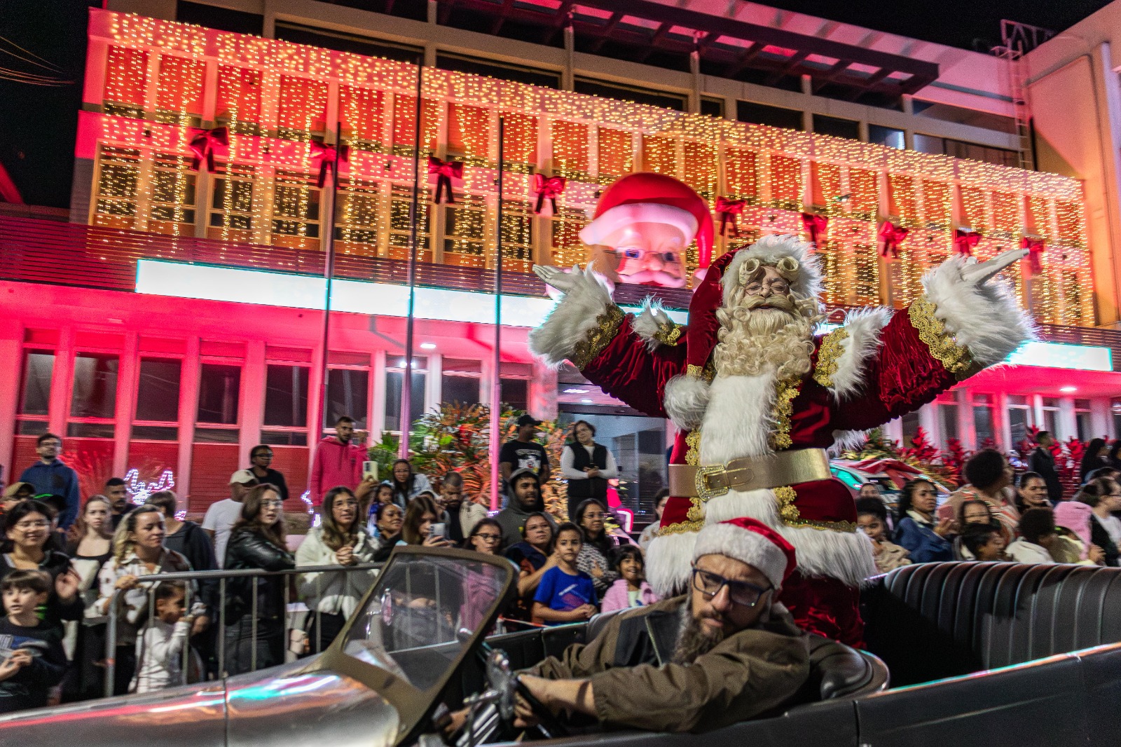 Parada de Natal “Sonho Mágico Laciella” reúne multidão em desfile pelas ruas do Centro de Capivari