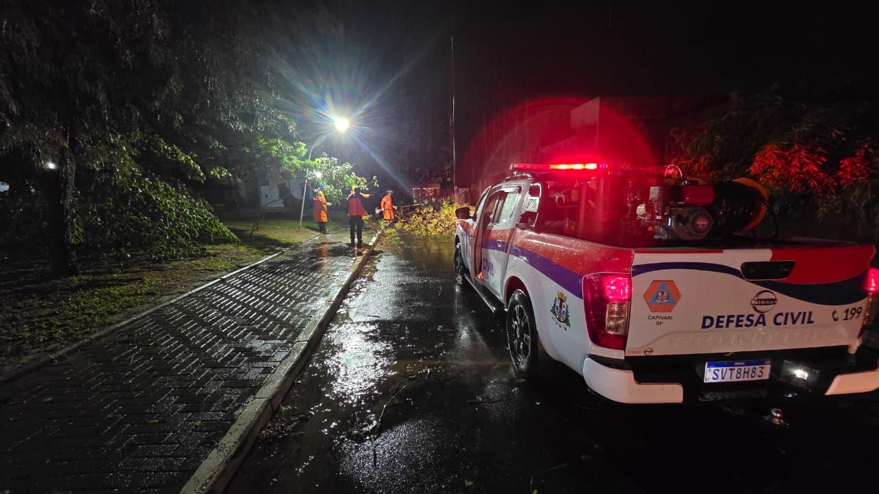 Defesa Civil de Capivari registra 100 mm de chuva em 24 horas e atende ocorrências de queda de árvores
