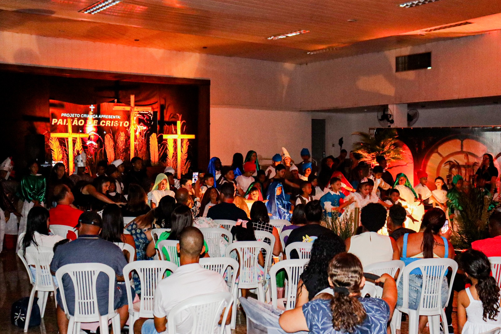 Alunos do Projeto Criança emocionam público com apresentação da Paixão de Cristo